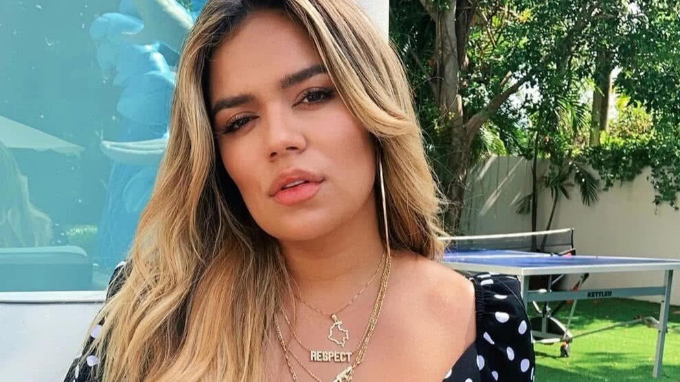 karol-g-casi-le-roban-costoso-reloj-aeropuerto-video-youtube-