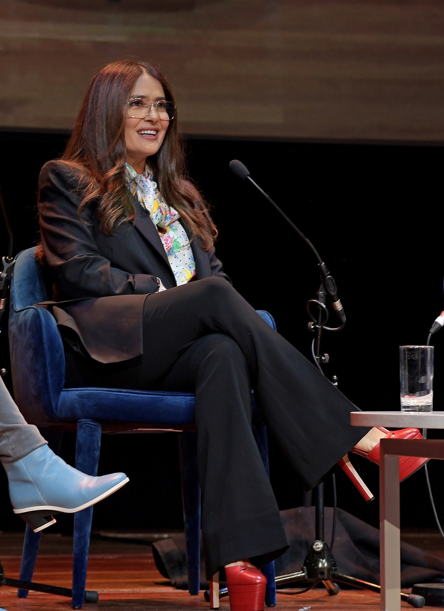 Salma-Hayek--blusa-con-flores