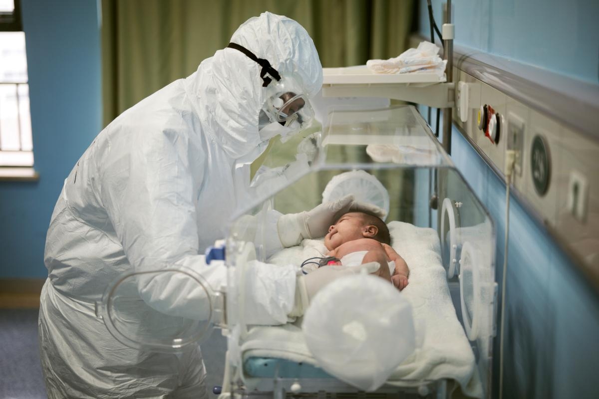 personal-medico-atiende-bebe-nuevo-coronavirus-1895469