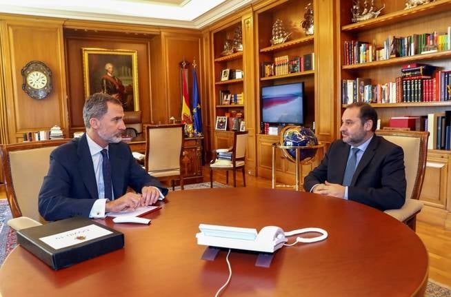graf1409-madrid-25-03-2020-fotografia-facilitada-por-la-casa-de-s-m-el-rey-el-rey-felipe-vi-durante-la-audiencia-este-miercoles-al-ministro-de-transporte-jose-luis-abalos-en-el-palacio-de-la-zarzuela-en-madrid-para-an