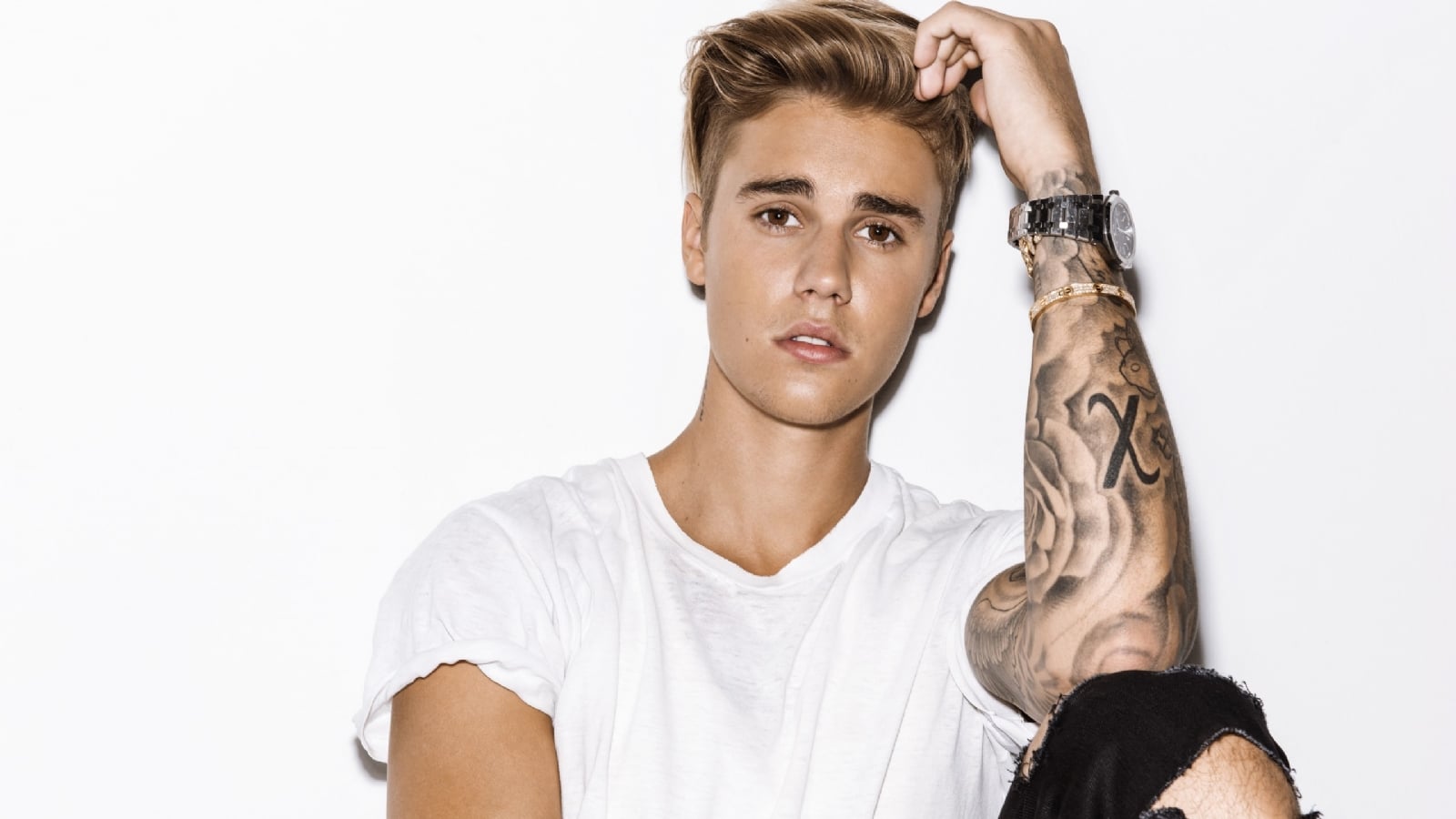 justin-bieber-2560x1440-photo-8k-14502