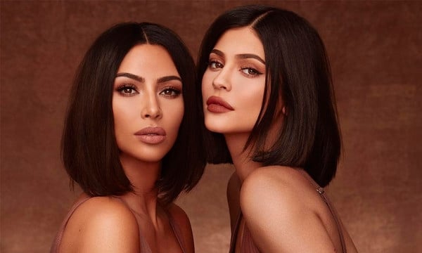 Kim y Kylie - fondo nude