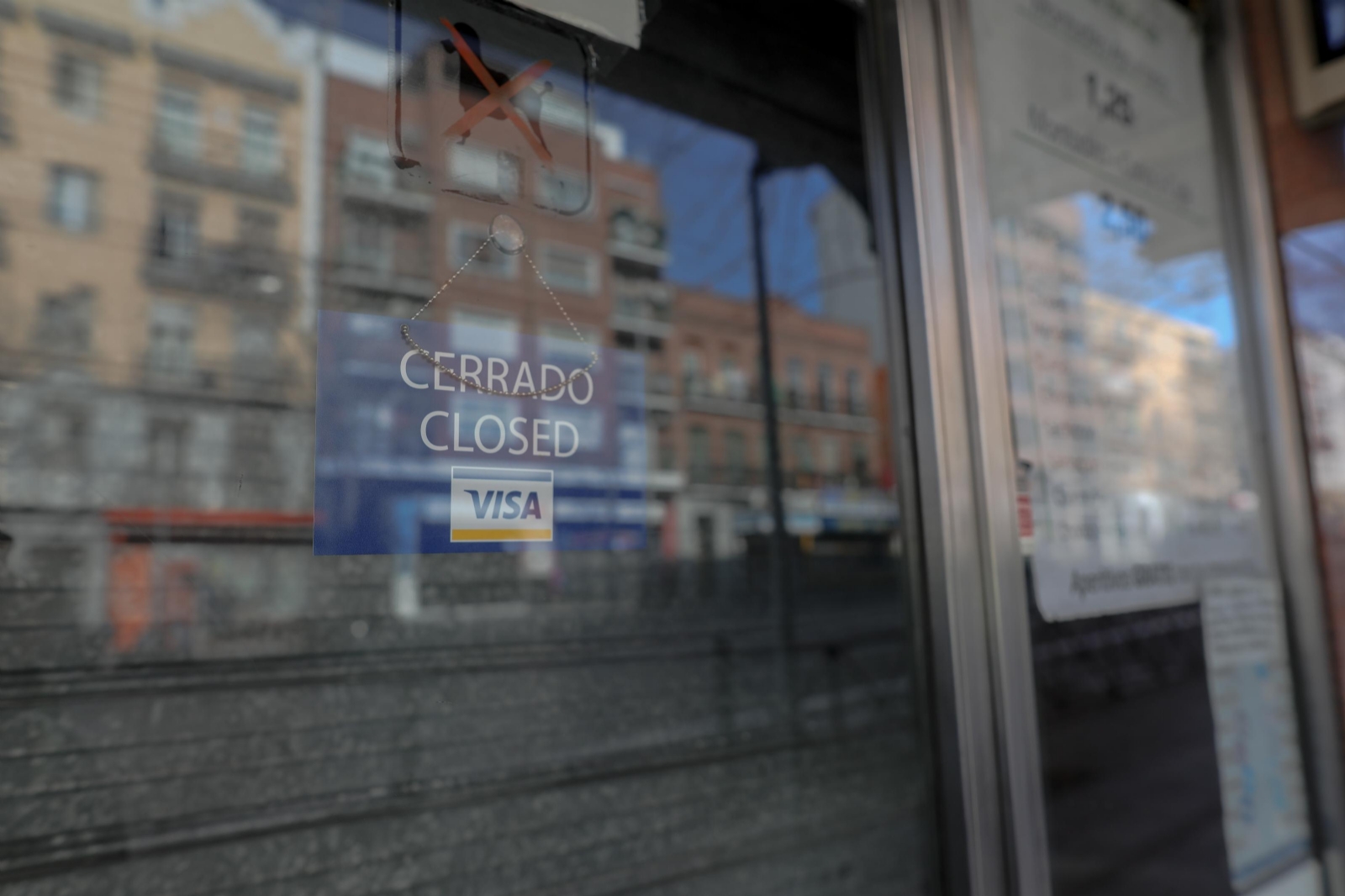 europapress-2718319-carteles-colocados-distintos-negocios-centro-madrid-indican-cierre-temporal