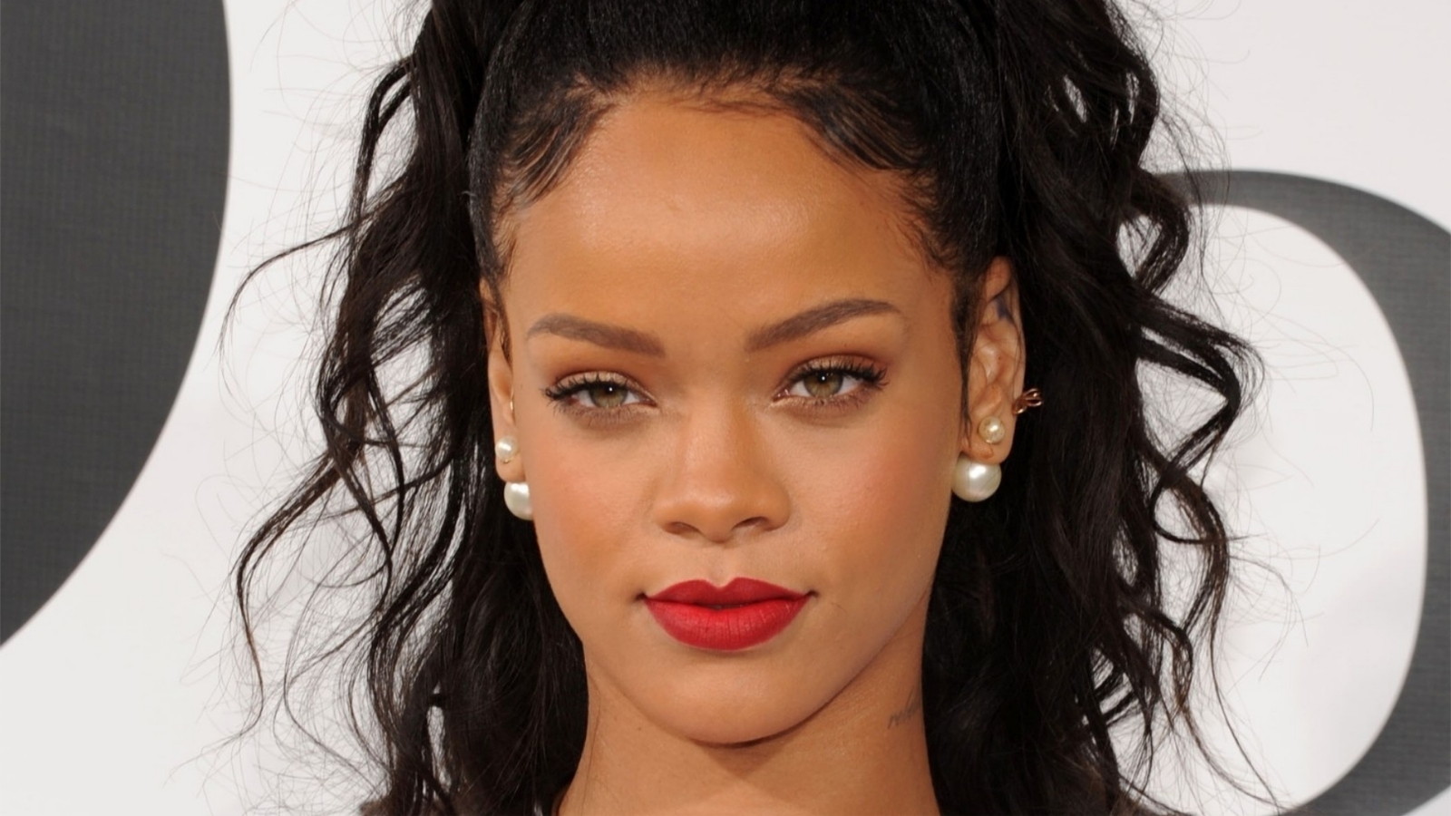 GENTE-Rihanna-06-16042018