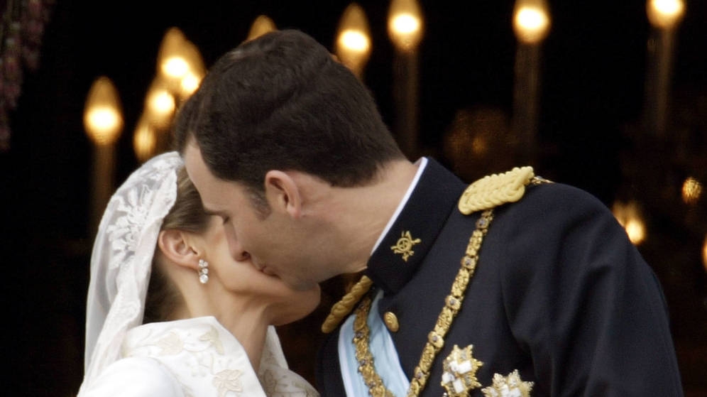 dia-del-beso-el-recatado-y-criticado-de-felipe-y-letizia-en-su-boda-y-los-demas