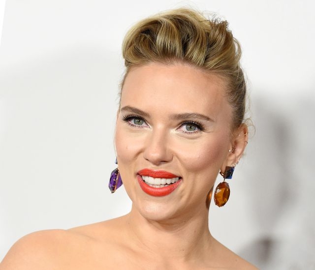 Scarlett Johansson - aros de piedra