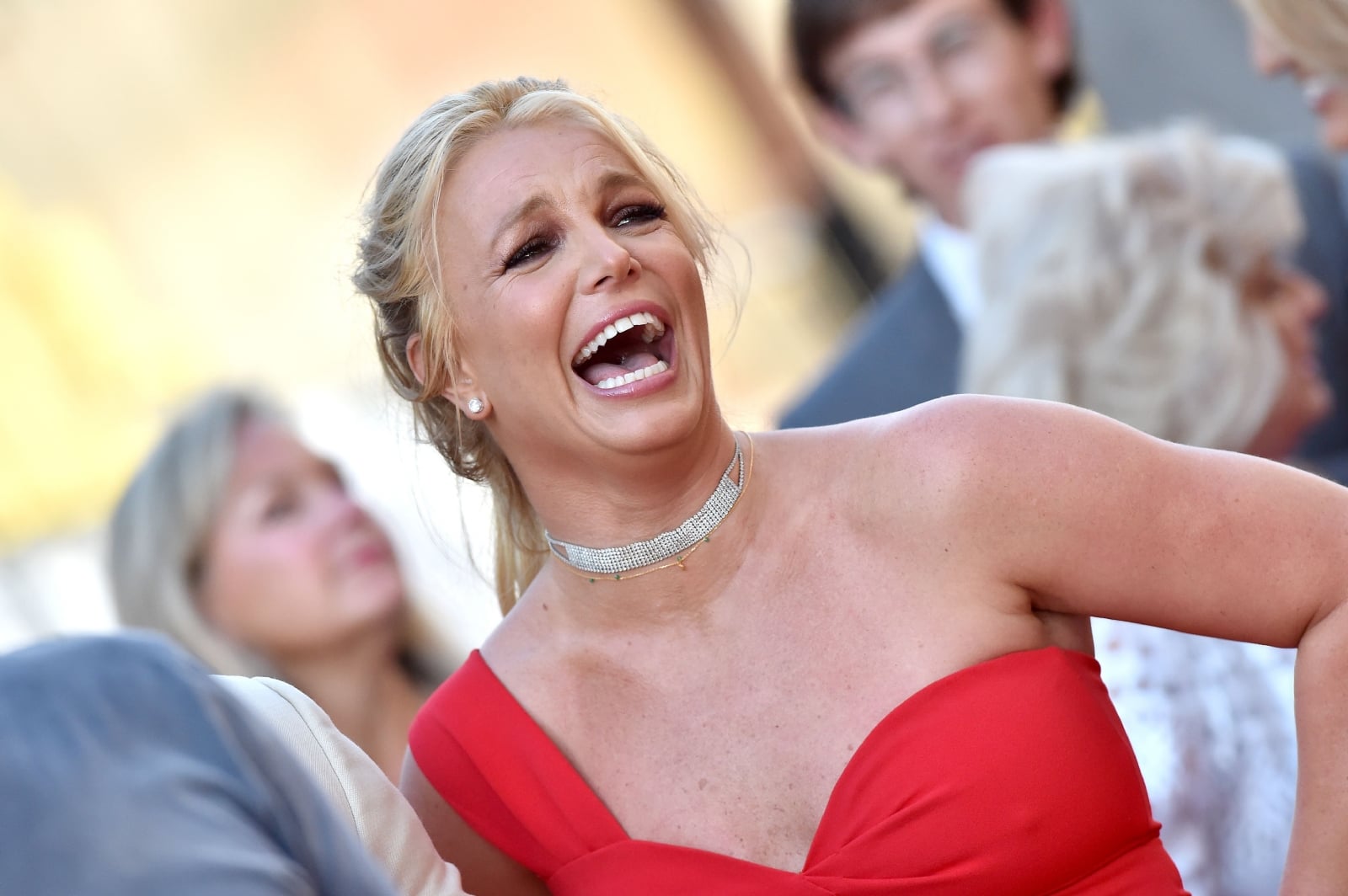 britney-spears-attends-sony-pictures-once-upon-a-time-in-news-photo-1585300006