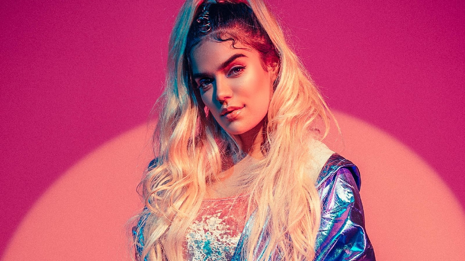 karol-g-1530092510.97.2560x1440