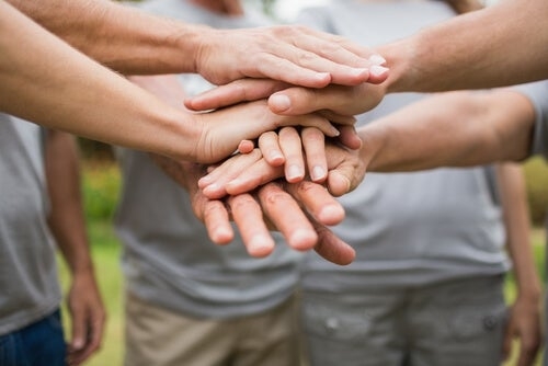 manos-voluntarios