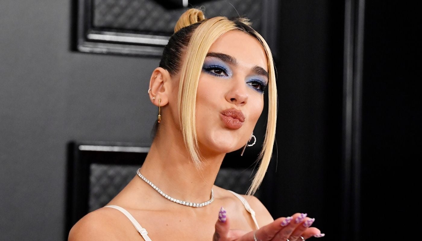 Dua Lipa - lanza beso