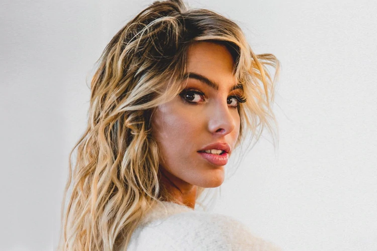 Lele Pons - de perfil