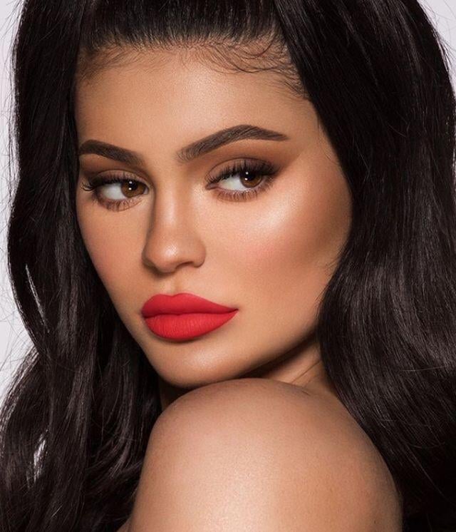 Kylie Jenner - labios rojos