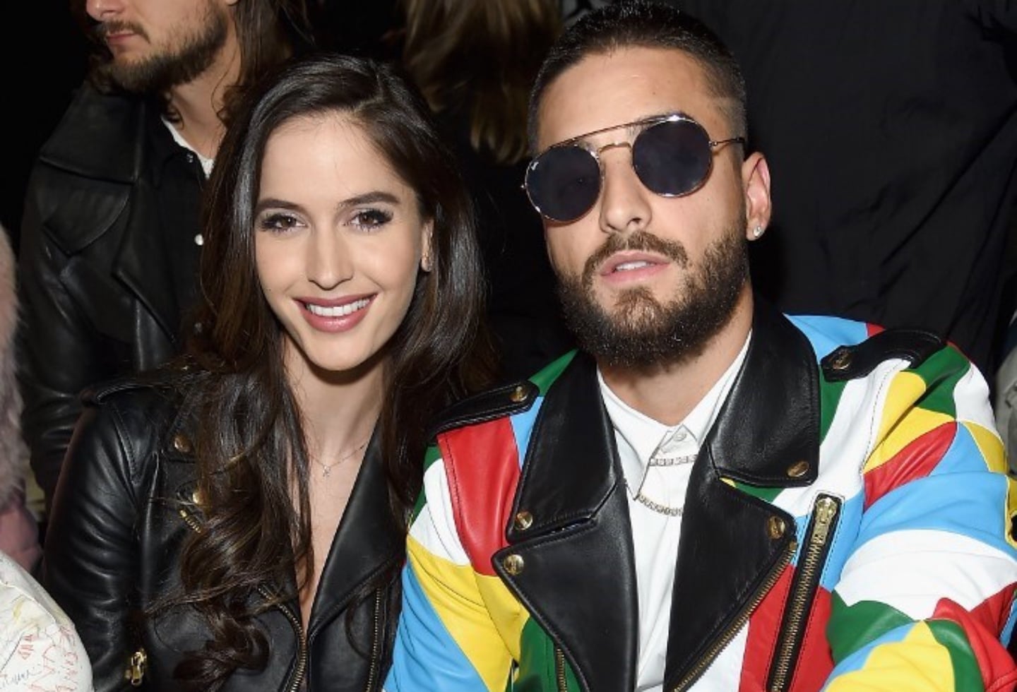 Natalia Barulich y Maluma de anteojos