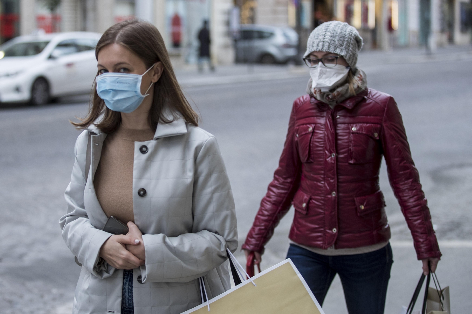 europapress-2700278-09-march-2020-italy-rome-two-women-wade-through-the-streets-while-wearing