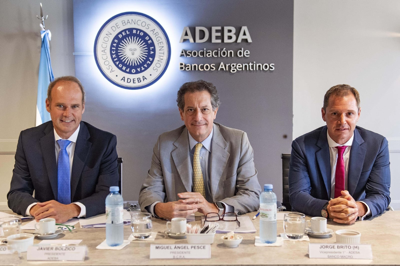 Javier-Bolzico-presidente-de-ADEBA_-Miguel-Pesce-presidente-del-BCRA_-Jorge-Brito-h-vicepresidente-de-ADEBA