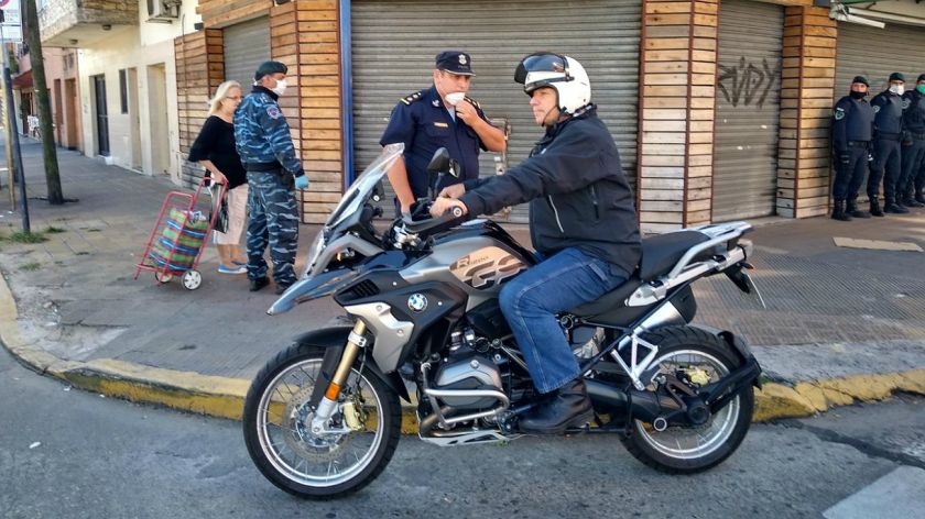 sergio-berni-recorriendo-este-fin-de-semana-calles-de-la-matanza-935474