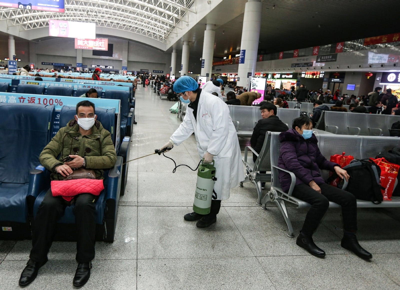 _fotodeldia_fuz06_nanchang_china_23_01_2020_un_operario_desinfecta_una_zona_de_espera_para