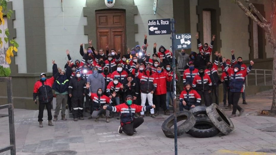 mineros-de-andacollo-viajaron-hasta-la-casa-de-gobierno-en-neuquen-para-reclamar-por-el-pago-de-sus-salarios3