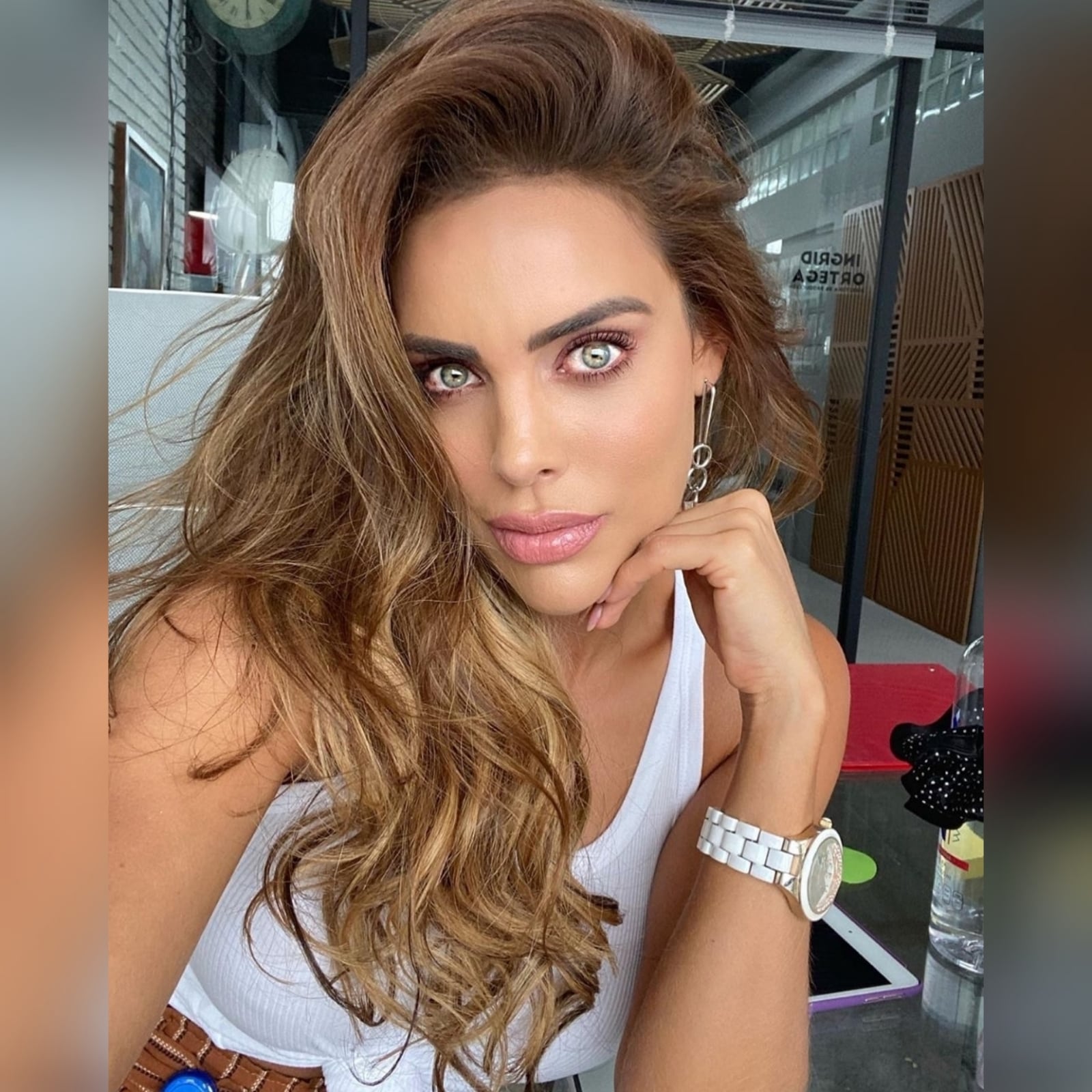 Sara Corrales - blusa blanca