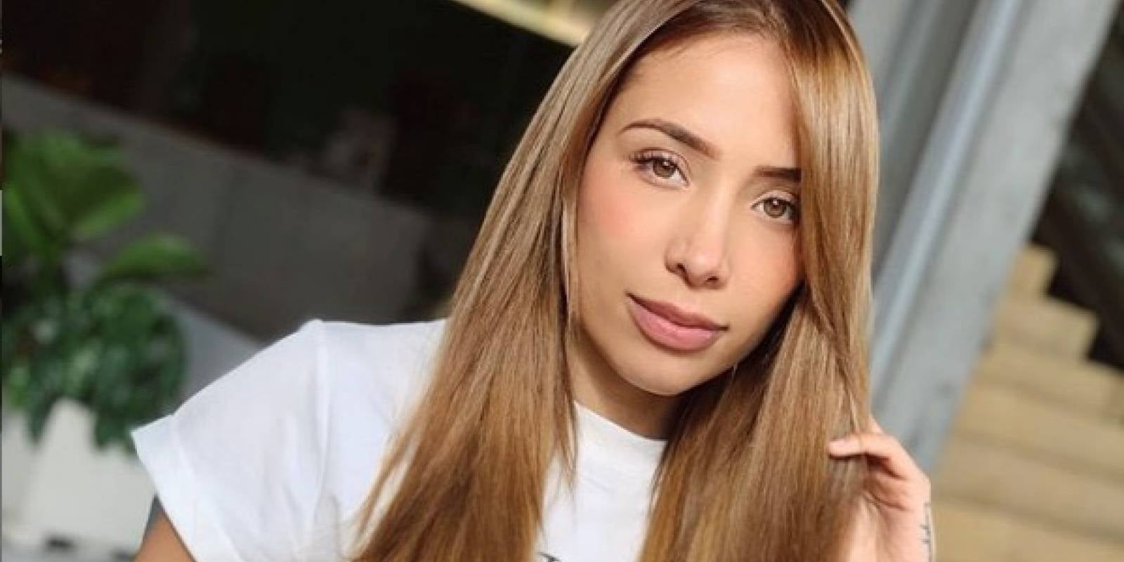 Luisa Fernanda W - toca su pelo