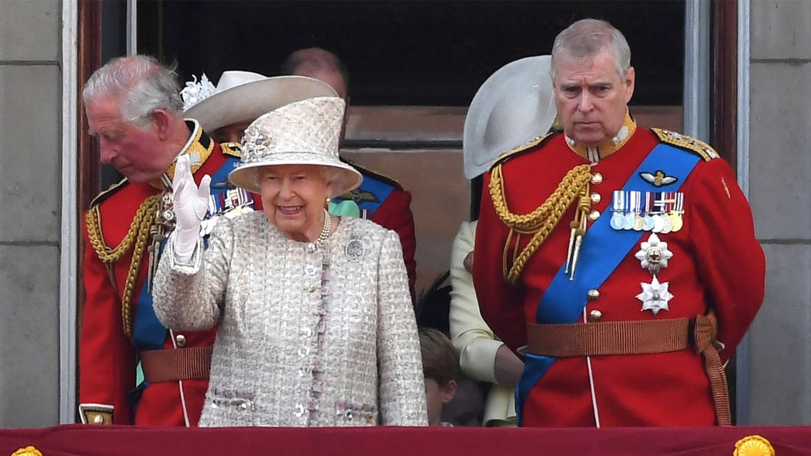 principe-andres-de-inglaterra-con-la-reina-isabel-ii