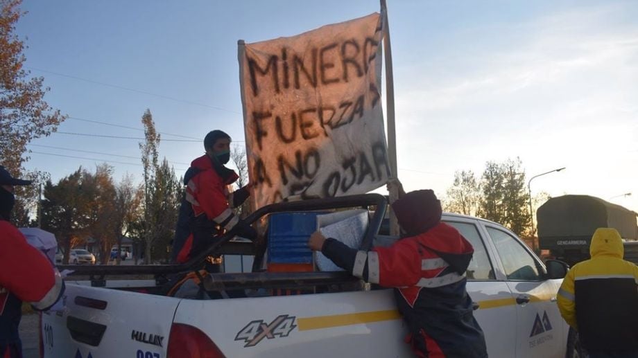 zapala-gendarmeria-retiene-a-mineros-03
