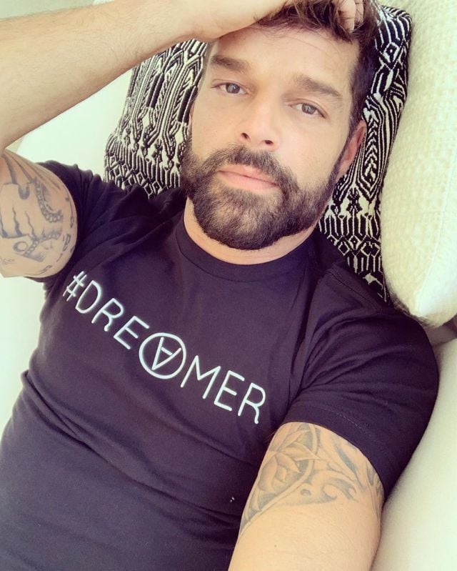 Ricky Martin acostado