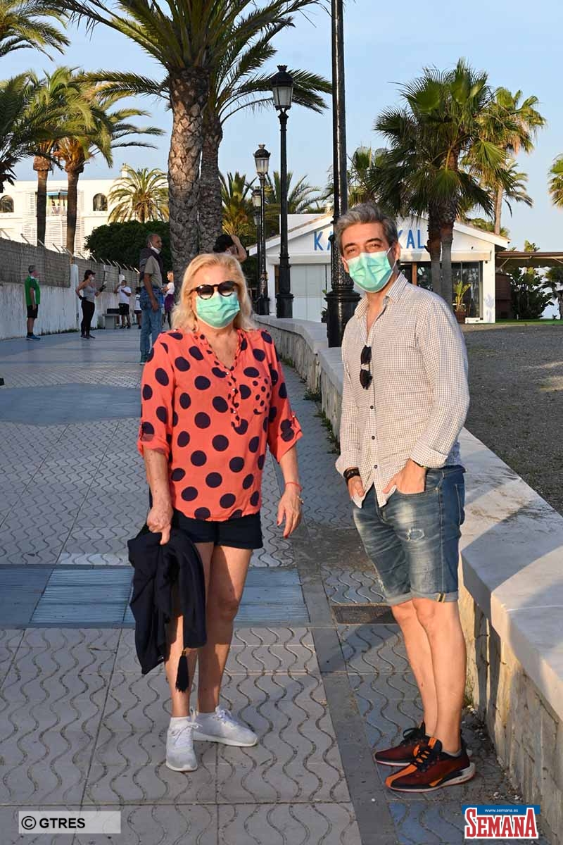 Mayte Zaldívar y su novio - paseo01