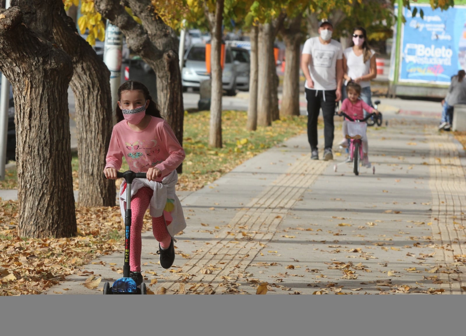 NF017-NEUQUÉN.Salida-dominguera-Coronavirus-con-menores-de-edad-Plaza-Mtro-Gonzalez-FOTO-Oscar-Livera