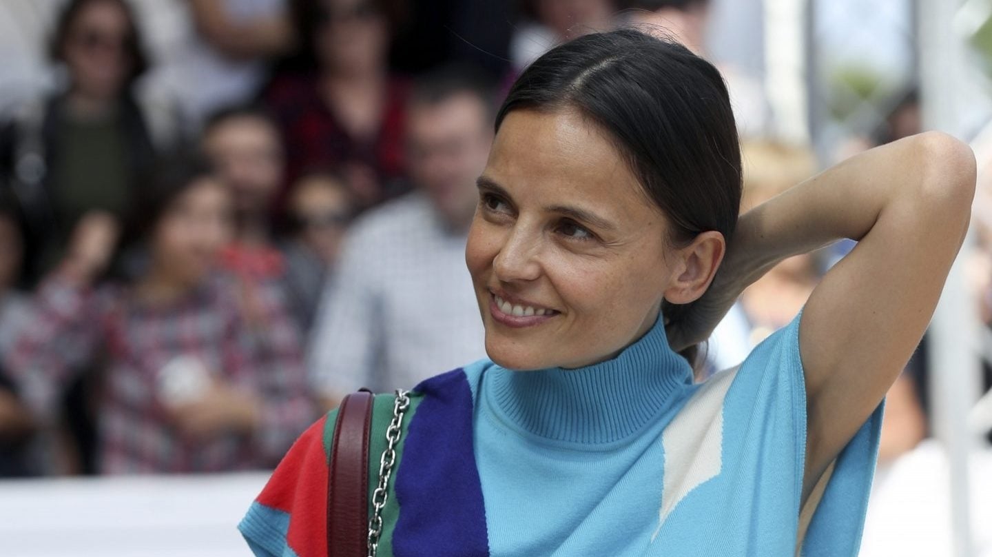 Elena Anaya de celeste y colores