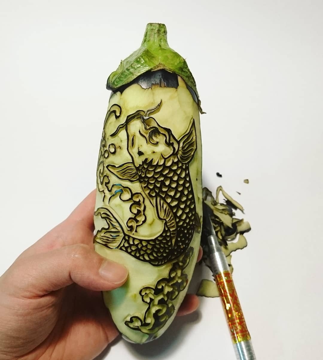 Un_chef_japones_esculpe_intrincados_patrones_en_el_interior_de_frutas_y_vegetales_3