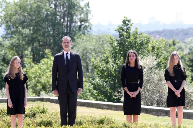 la-familia-real-en-los-jardines-del-palacio-de-la-zarzuela-limited-pictures