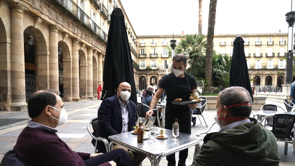 EuropaPress_3075406_clientes_terraza_centro_bilbao_dia_alava_vizcaya_guipuzcoa_pasan_fase_20200511153042-k92-U481098365009xBH-992x558@LaVanguardia-Web