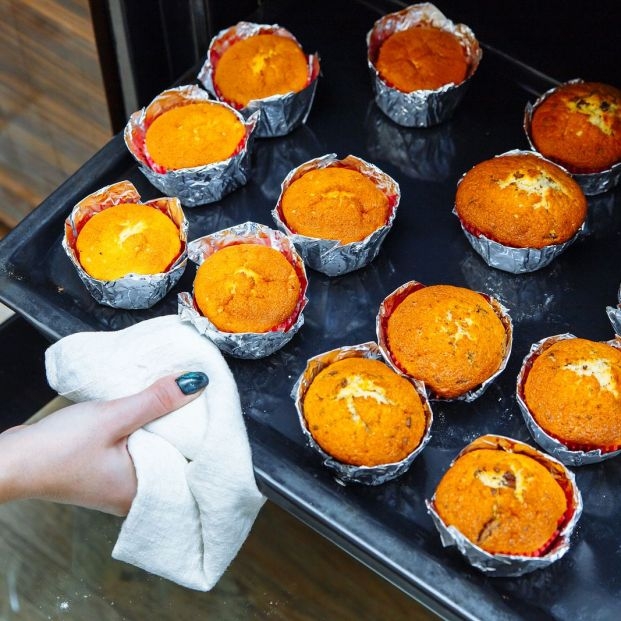 bigstock-cooking-cupcakes-at-home-baki-291679963-1_1_621x621