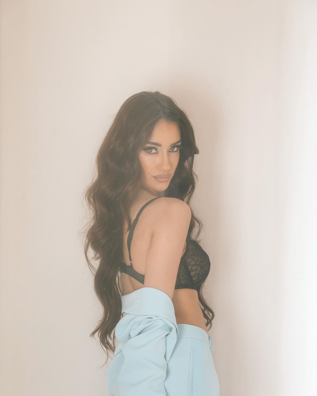 Adara de espaldas