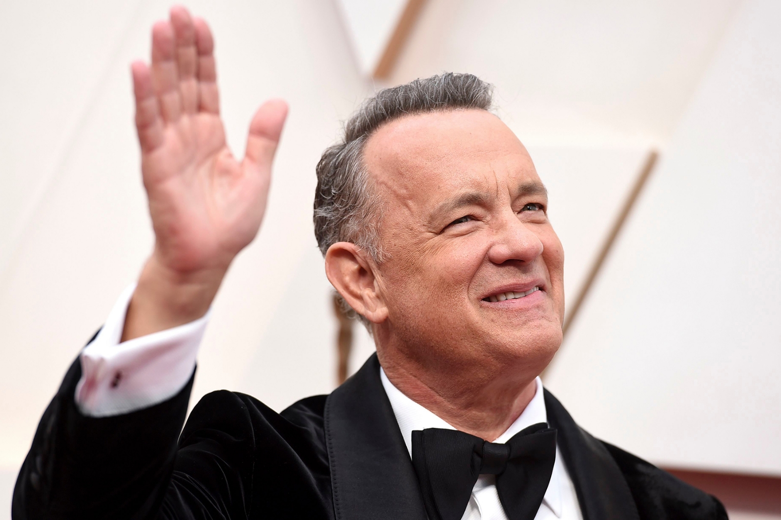 tom-hanks-surprises-commencement