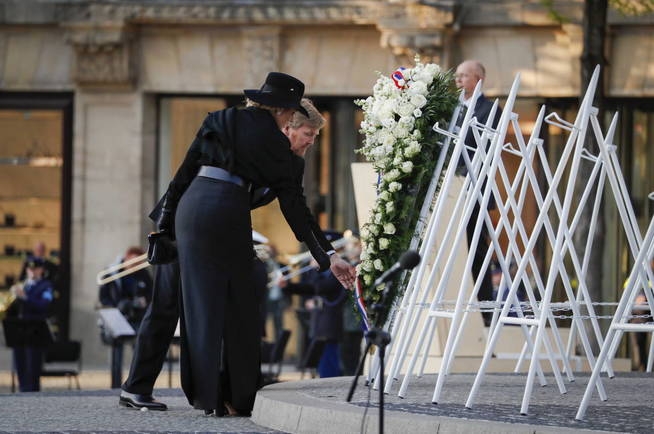 amsterdam-netherlands-04-05-2020-dutch-king-willem-alexander-and-queen-maxima-lay-a-wreath-during-the-national-remembrance-day-on-dam-square-in-amsterdam-the-netherlands-04-may-2020-because-of-the-coronavirus-pandemic