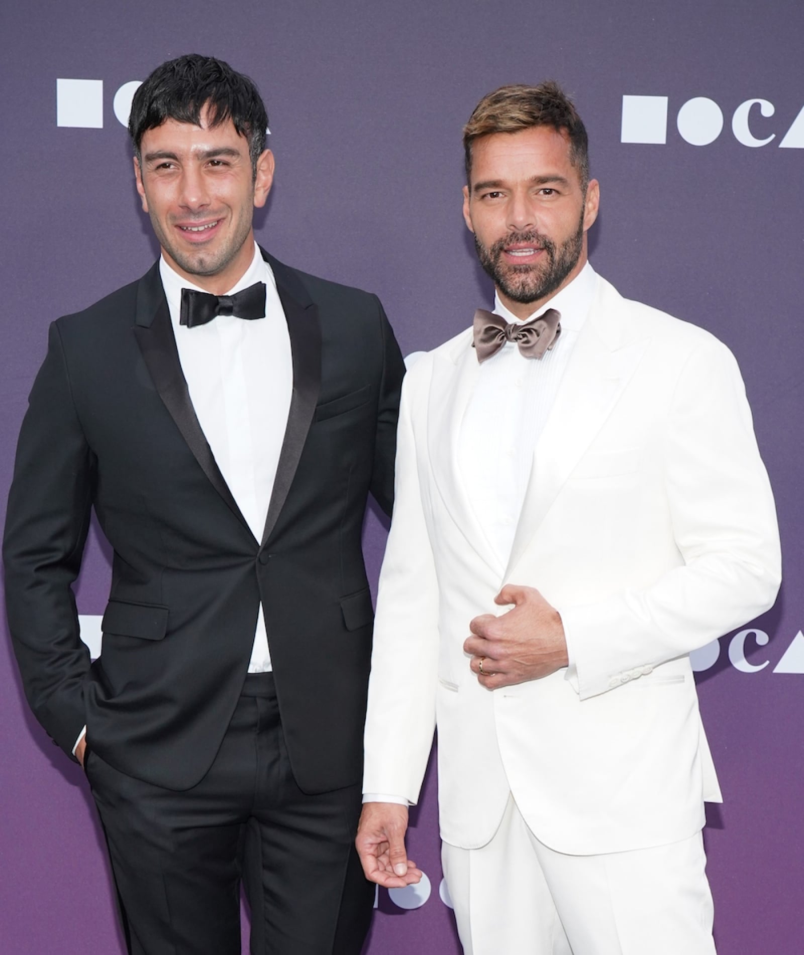Ricky Martin y su marido de trajes