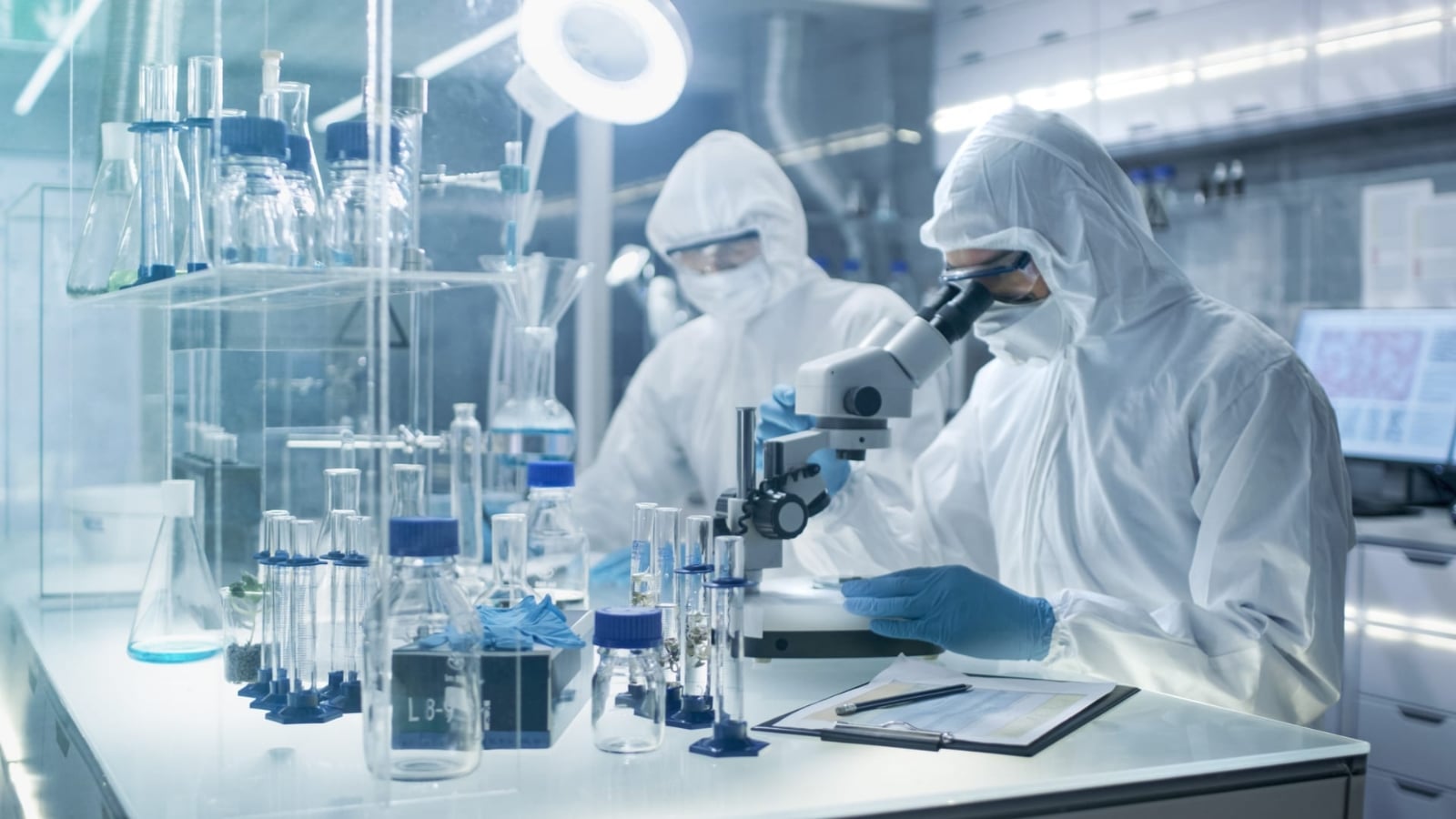 684989614-FF-CIENTIFICO-TRABAJANDO-LABORATORIO-ALTA-SEGURIDAD-WEB-SHUTTERSTOCK