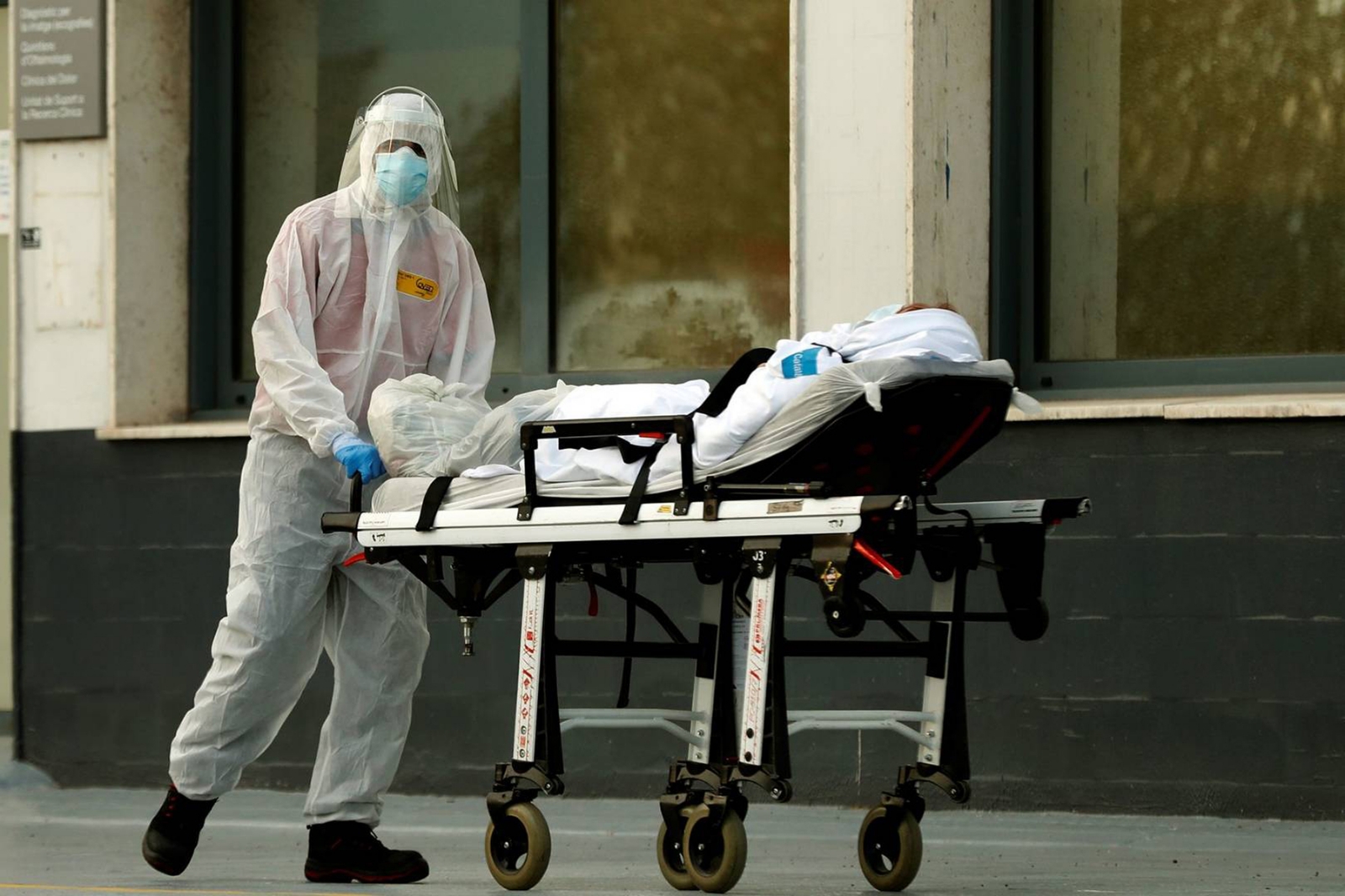 06042020-sanitario-enfermo-coronavirus