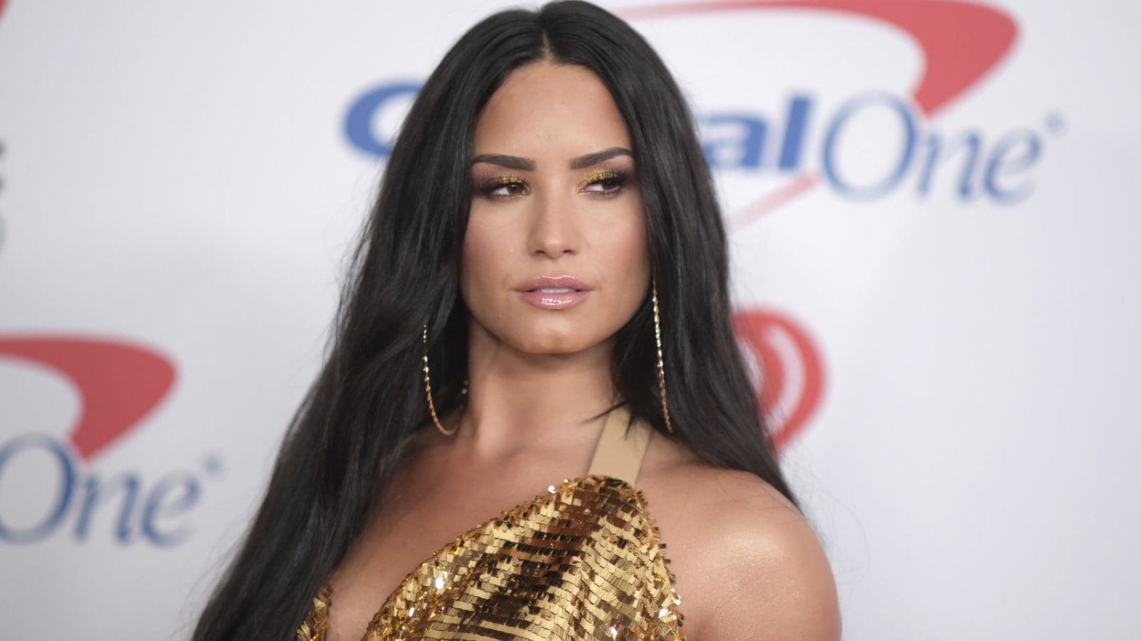 Demi Lovato de vestido dorado