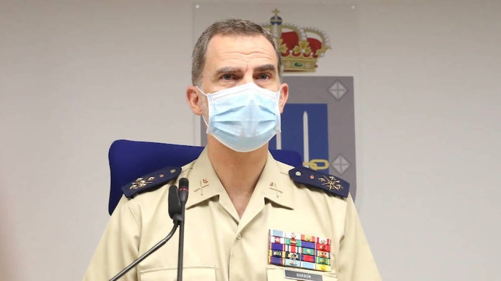 felipe-vi-se-salta-el-protocolo-y-sorprende-a-un-militar-permiteme-que-te-descoloque