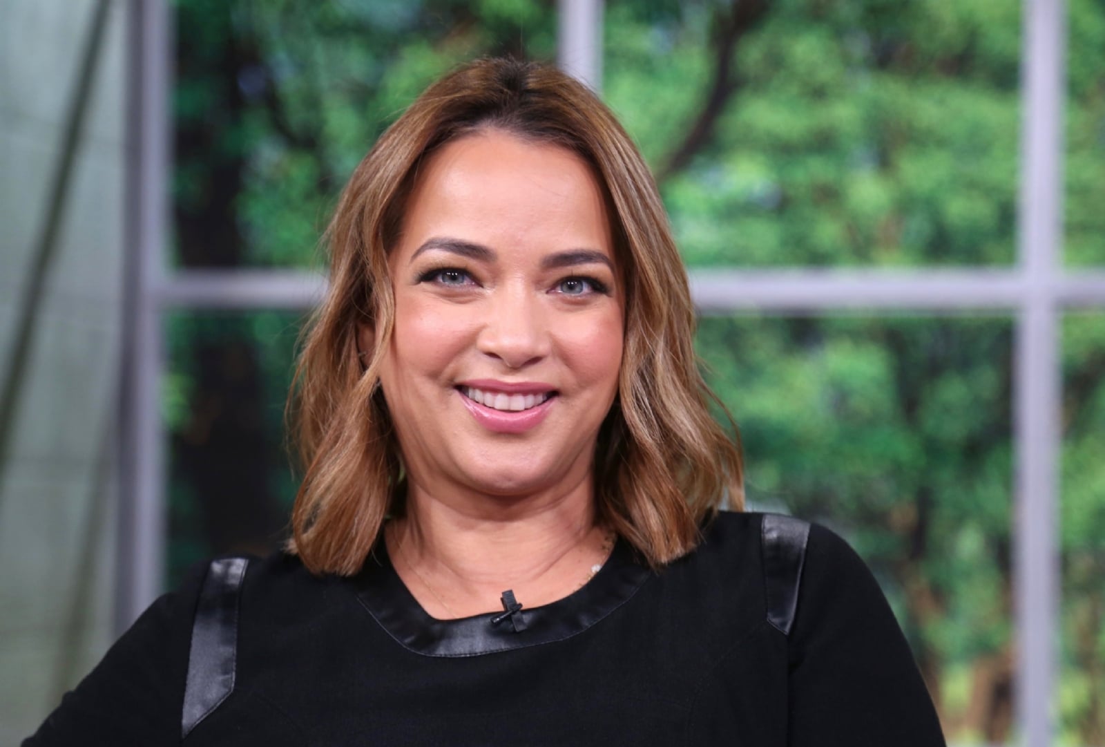 un-nuevo-dia-de-telemundo-expone-una-sexy-imagen-de-adamari-lopez-en-blanco-y-negro-scaled