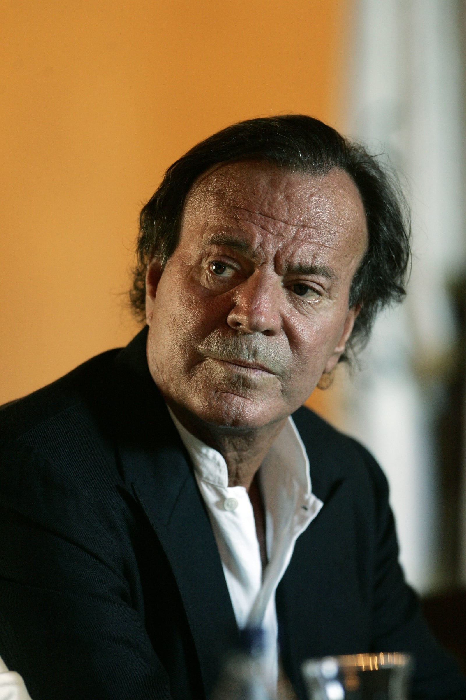 Julio Iglesias - gesto serio
