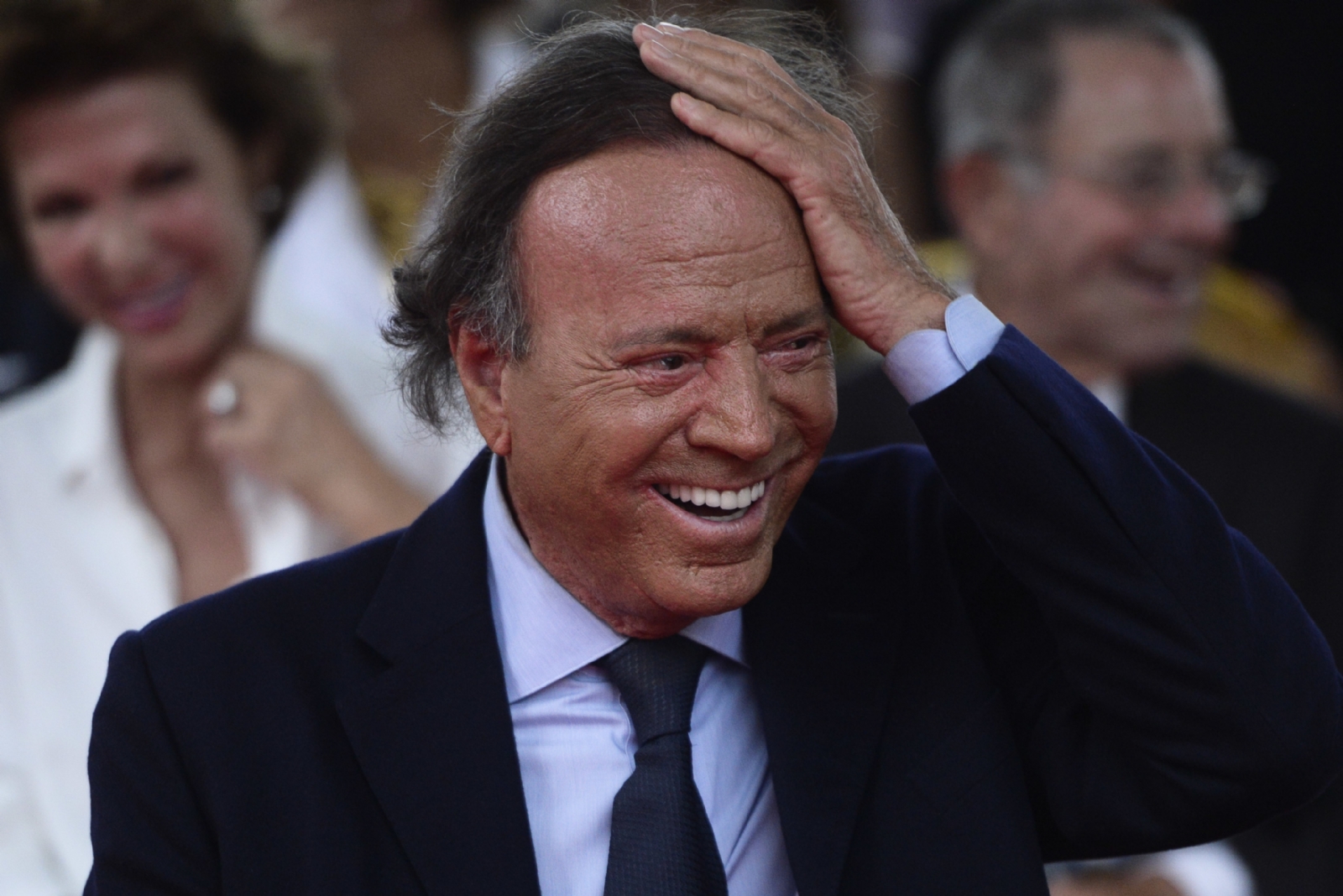 Julio Iglesias - mano en la cabeza
