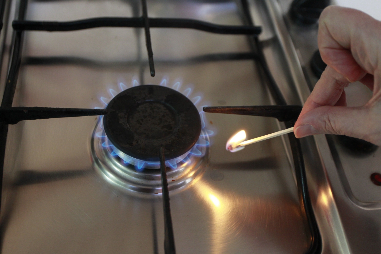 europapress-1292639-gas-cocina-de-gas-llamas-llama-fuego-fogo-n-fogones-gas-natural-cerilla-cerillas