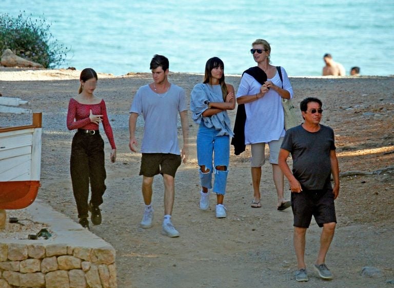 Aitana con la familia de Miguel