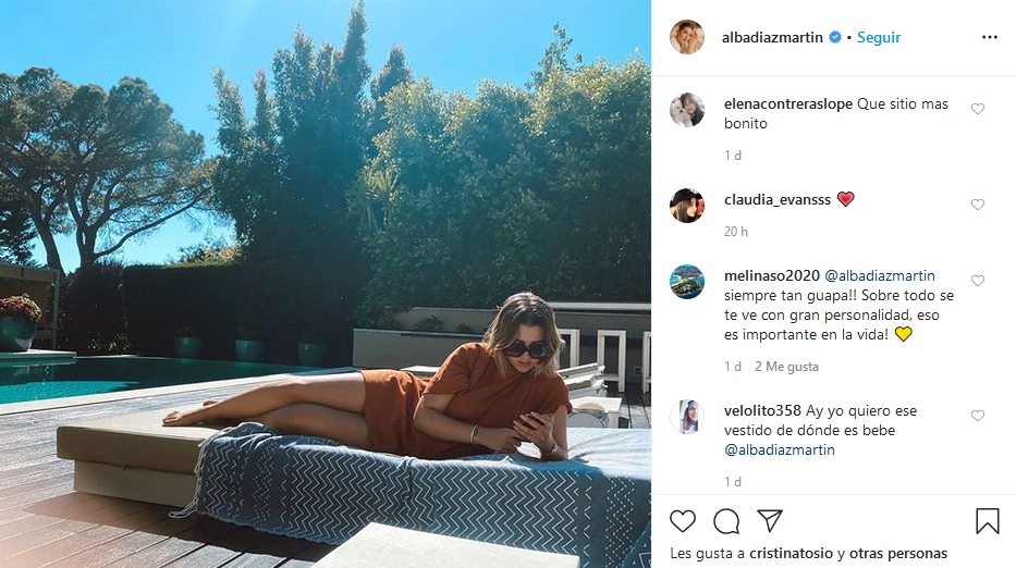 Alba tomando sol