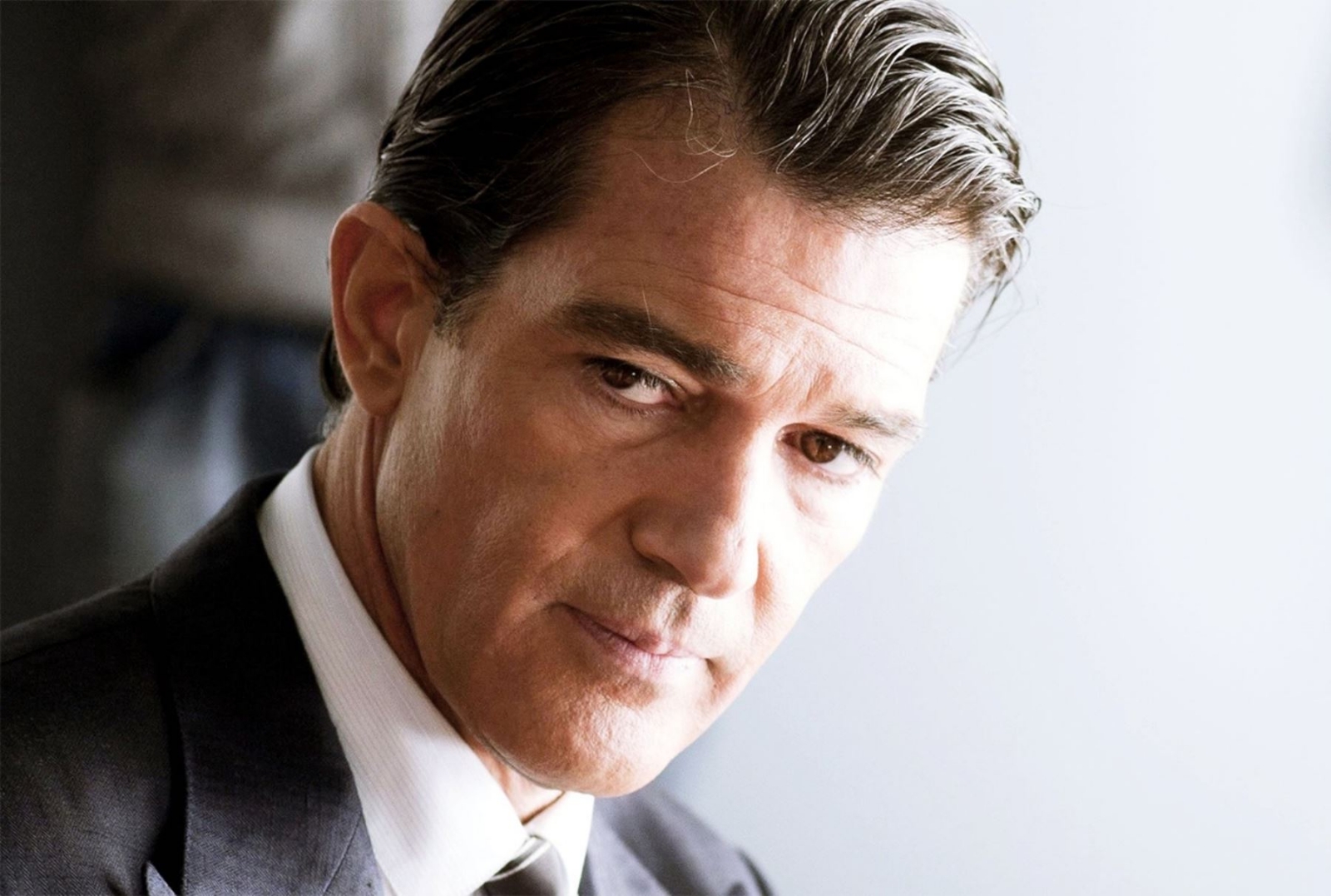 Antonio Banderas - mira de perfil