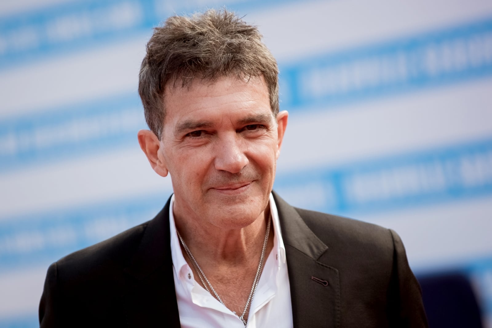 Antonio Banderas - fondo celeste con blanco